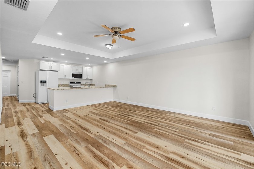 Brand new custom built duplex with 6 bedrooms, 4 bathrooms, 2 - photo 24