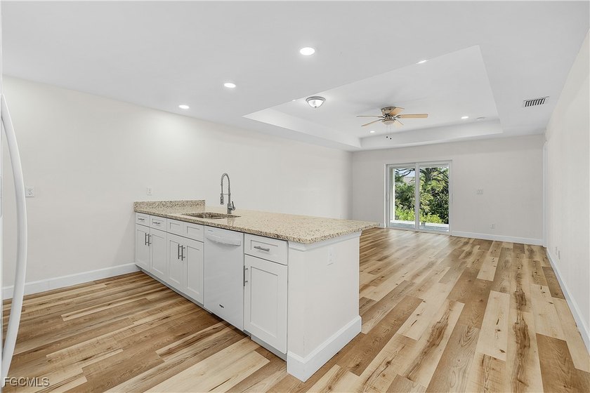 Brand new custom built duplex with 6 bedrooms, 4 bathrooms, 2 - photo 25