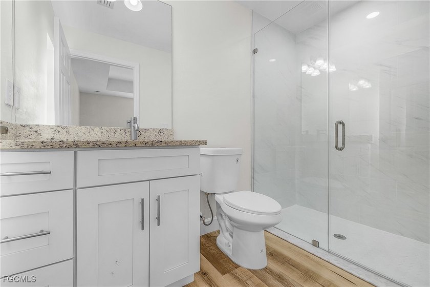 Brand new custom built duplex with 6 bedrooms, 4 bathrooms, 2 - photo 26