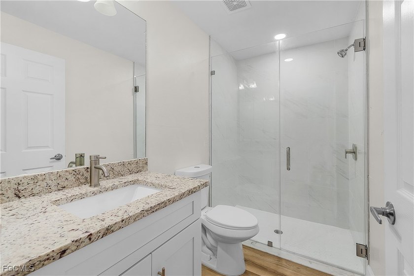 Brand new custom built duplex with 6 bedrooms, 4 bathrooms, 2 - photo 27