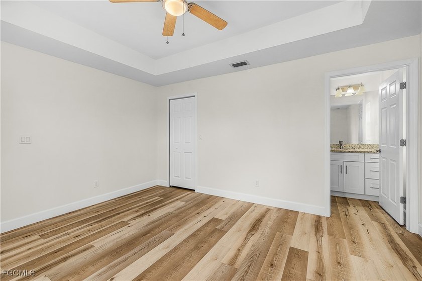 Brand new custom built duplex with 6 bedrooms, 4 bathrooms, 2 - photo 32