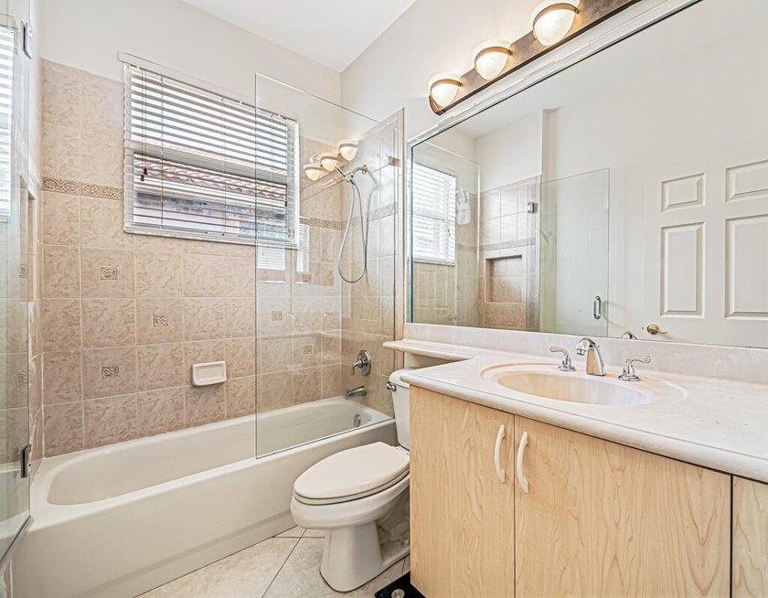 BRAND NEW A/C JUST INSTALLED!! GORGEOUS WATERVIEW! KITCHEN - photo 32