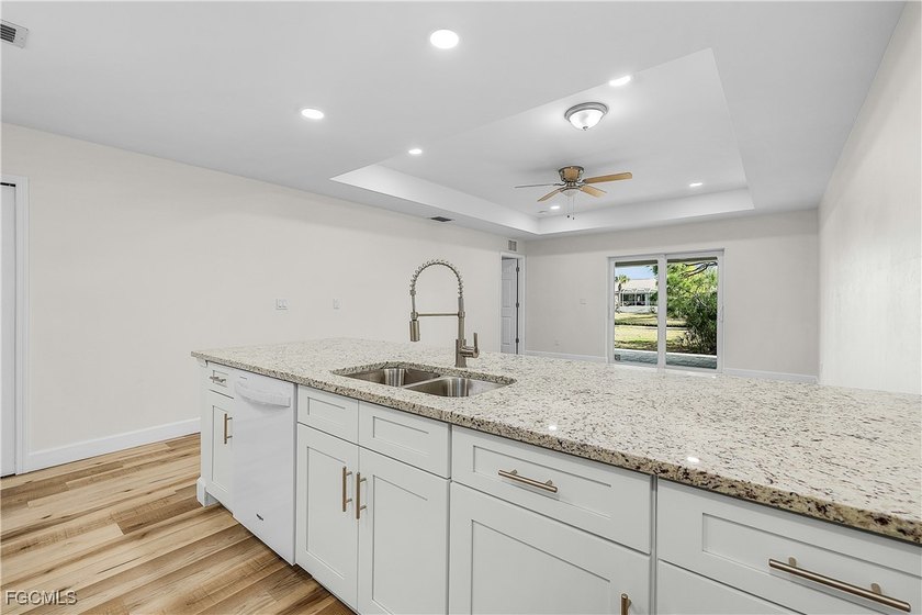 Brand new custom built duplex with 6 bedrooms, 4 bathrooms, 2 - photo 34