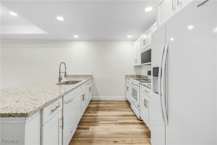 Brand new custom built duplex with 6 bedrooms, 4 bathrooms, 2 - photo 35