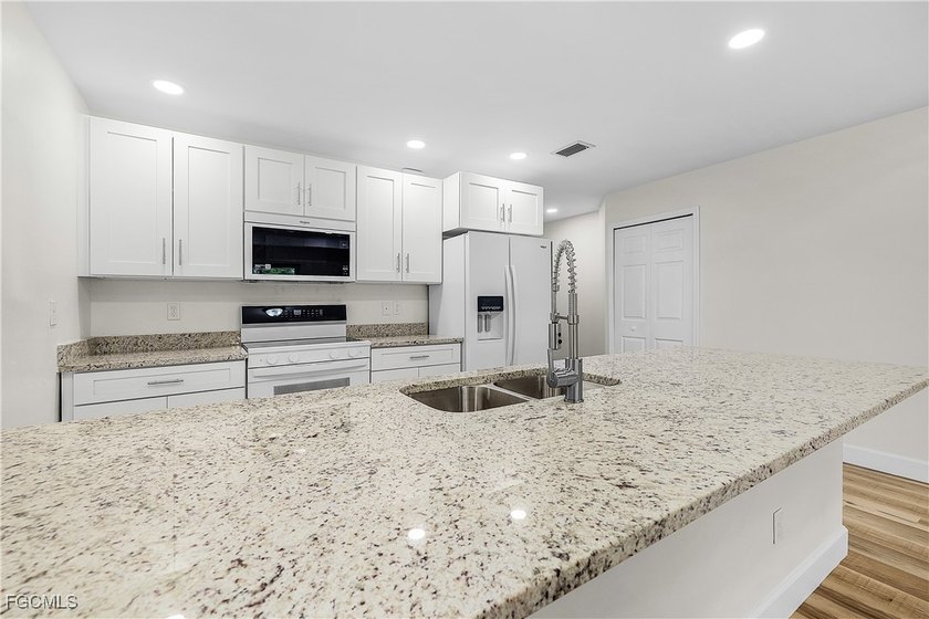 Brand new custom built duplex with 6 bedrooms, 4 bathrooms, 2 - photo 36