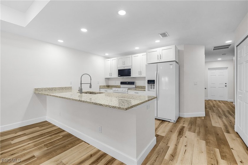 Brand new custom built duplex with 6 bedrooms, 4 bathrooms, 2 - photo 37