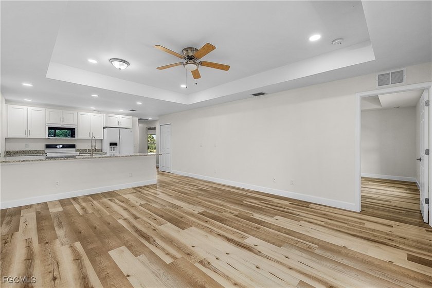 Brand new custom built duplex with 6 bedrooms, 4 bathrooms, 2 - photo 38