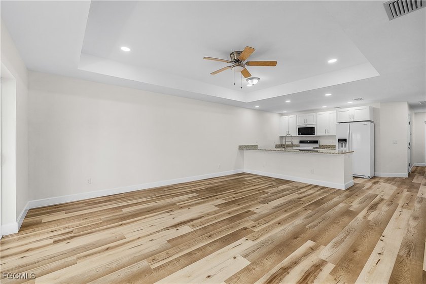 Brand new custom built duplex with 6 bedrooms, 4 bathrooms, 2 - photo 39