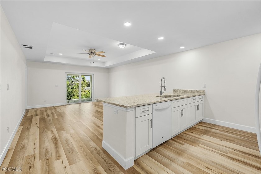 Brand new custom built duplex with 6 bedrooms, 4 bathrooms, 2 - photo 40