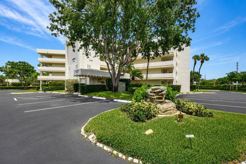 Welcome home to this beautifully maintained first-floor condo - photo 4