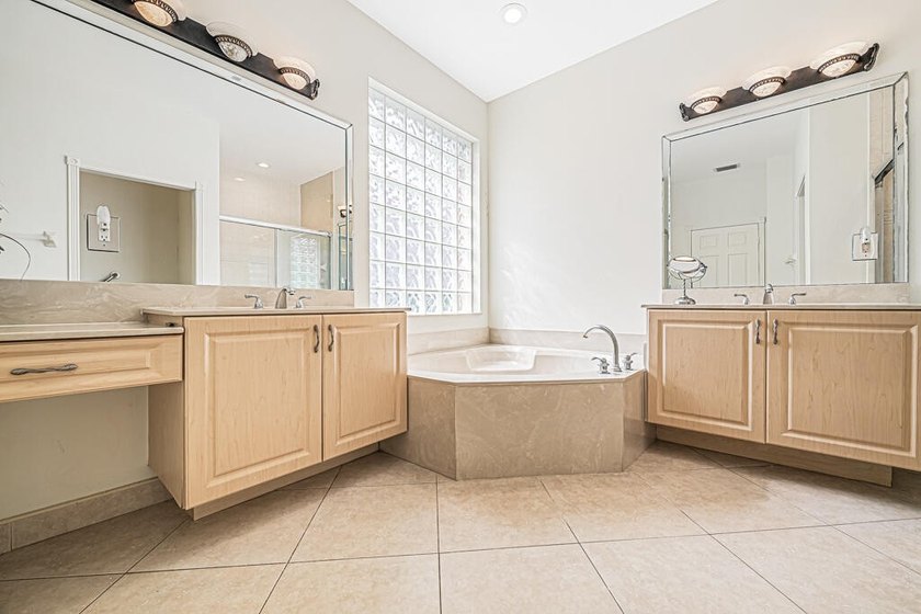 BRAND NEW A/C JUST INSTALLED!! GORGEOUS WATERVIEW! KITCHEN - photo 49