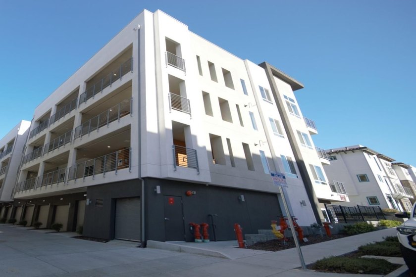 New Price~Great Location! Discover this 1 bedroom + Den &amp; 1.5 - photo 2