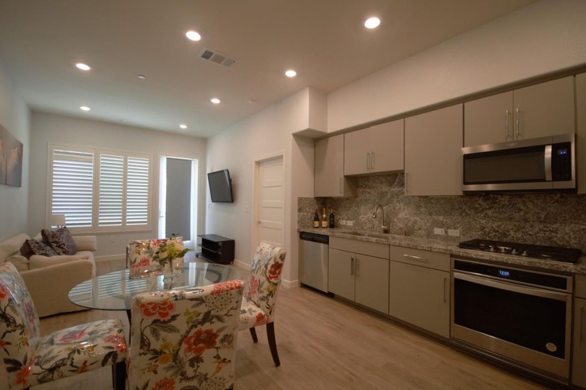 New Price~Great Location! Discover this 1 bedroom + Den &amp; 1.5 - photo 5