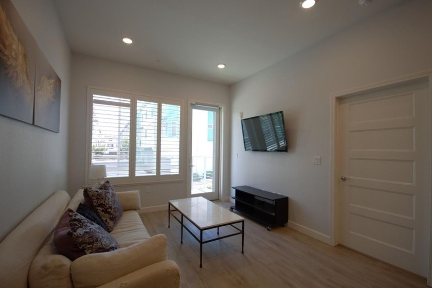 New Price~Great Location! Discover this 1 bedroom + Den &amp; 1.5 - photo 6