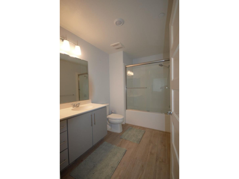 New Price~Great Location! Discover this 1 bedroom + Den &amp; 1.5 - photo 9