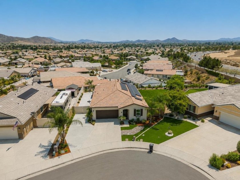 Welcome home to this beautifully upgraded single-family - photo 30