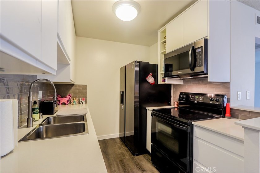 Welcome to this warm and inviting single-level 2-bedroom / - photo 9