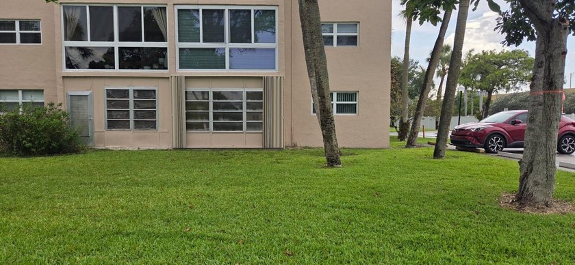Beautifully updated 2 bedroom 2 bath corner unit In the - photo 3