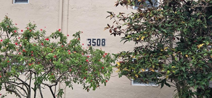 Beautifully updated 2 bedroom 2 bath corner unit In the - photo 4