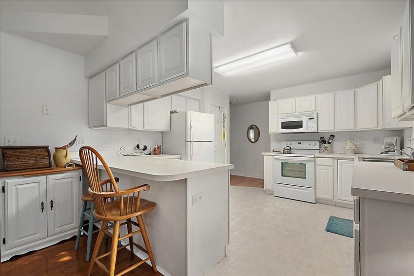 Beautifully refreshed single-level home in the amenity-rich - photo 13