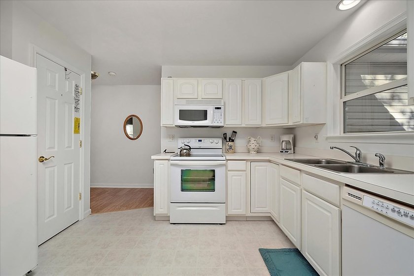Beautifully refreshed single-level home in the amenity-rich - photo 15