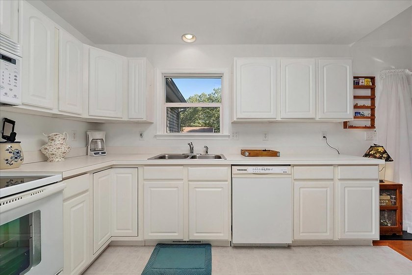 Beautifully refreshed single-level home in the amenity-rich - photo 16