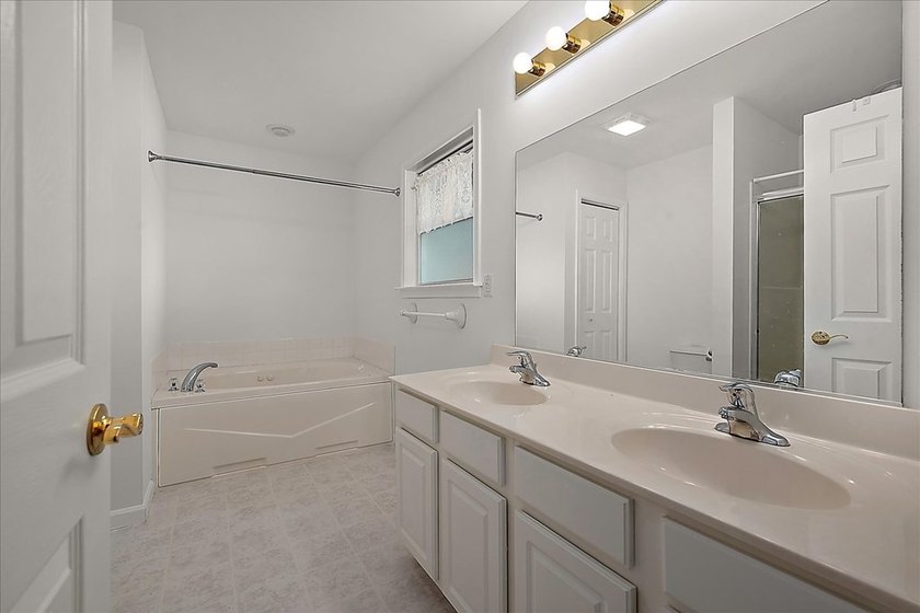 Beautifully refreshed single-level home in the amenity-rich - photo 25