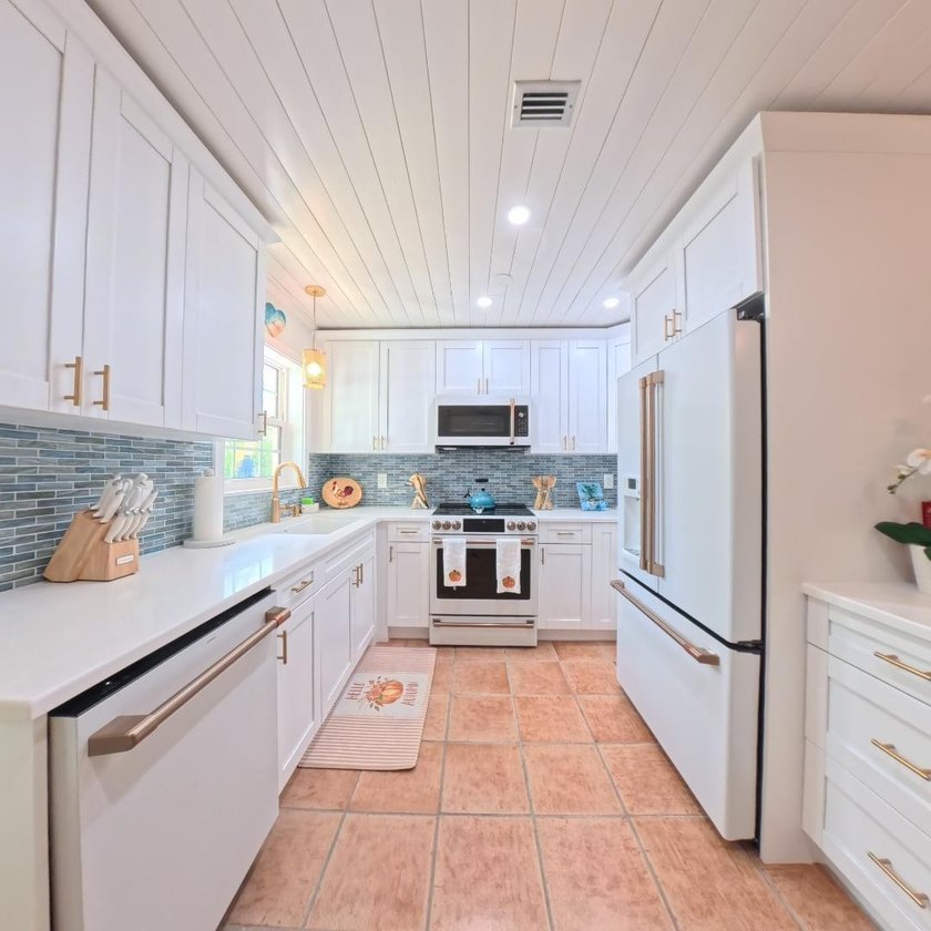 4/2 renovated waterfront home boasts private pool-new cutting - photo 10