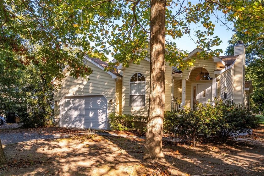 Beautifully refreshed single-level home in the amenity-rich - photo 47