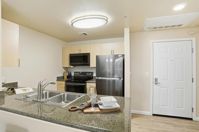 NEW PRICE! Top-Floor End Unit Under $500K! Located in the heart - photo 6