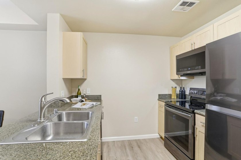 NEW PRICE! Top-Floor End Unit Under $500K! Located in the heart - photo 7