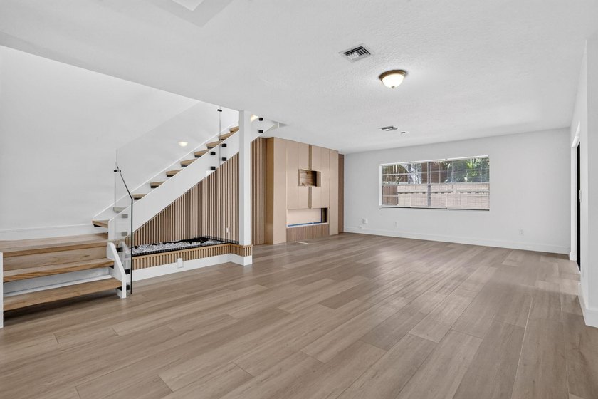 Stylish updates, modern finishes, 2019 Roof and an unbeatable - photo 2