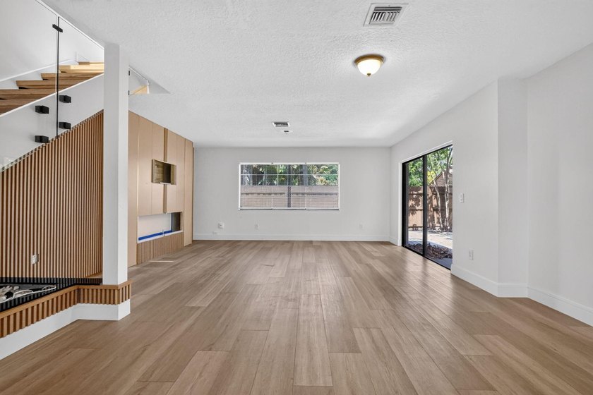 Stylish updates, modern finishes, 2019 Roof and an unbeatable - photo 3