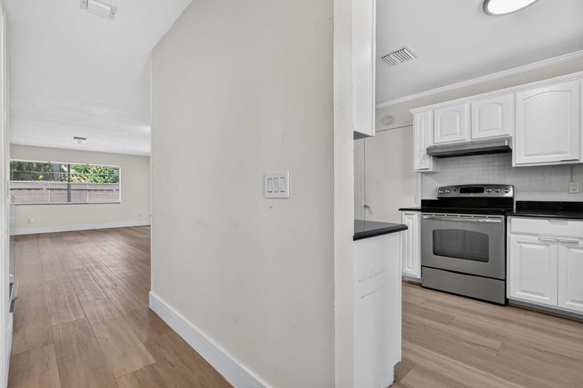 Stylish updates, modern finishes, 2019 Roof and an unbeatable - photo 4