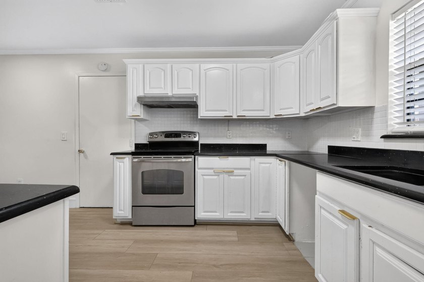 Stylish updates, modern finishes, 2019 Roof and an unbeatable - photo 5
