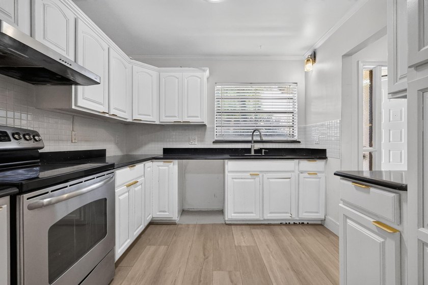 Stylish updates, modern finishes, 2019 Roof and an unbeatable - photo 6