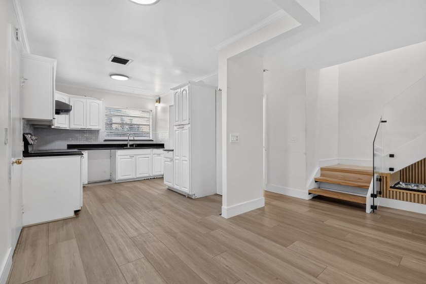 Stylish updates, modern finishes, 2019 Roof and an unbeatable - photo 7