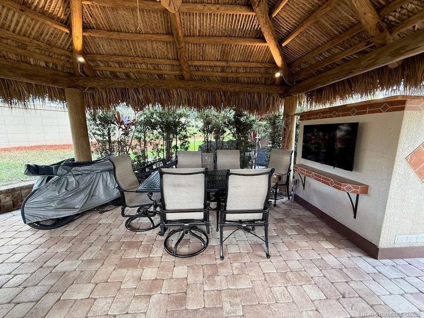 Immaculate and truly move-in ready! This spacious 2,868 sq. ft - photo 6