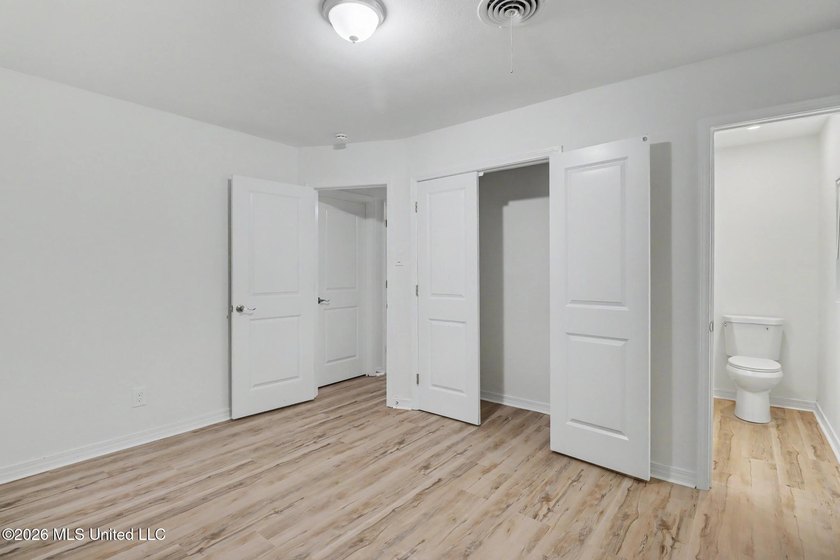 Completely renovated and move-in ready, this stunning 3-bedroom - photo 7