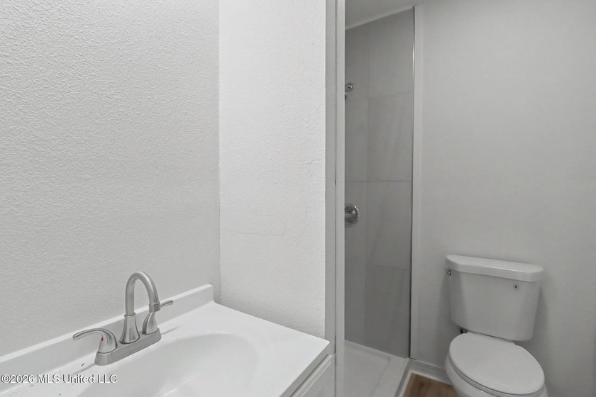 Completely renovated and move-in ready, this stunning 3-bedroom - photo 8