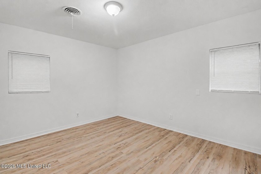 Completely renovated and move-in ready, this stunning 3-bedroom - photo 9