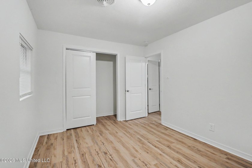 Completely renovated and move-in ready, this stunning 3-bedroom - photo 10