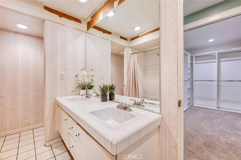 First time on the market in nearly 40 years! Exceptional - photo 12