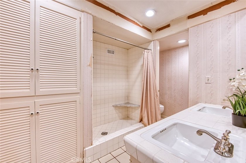 First time on the market in nearly 40 years! Exceptional - photo 13