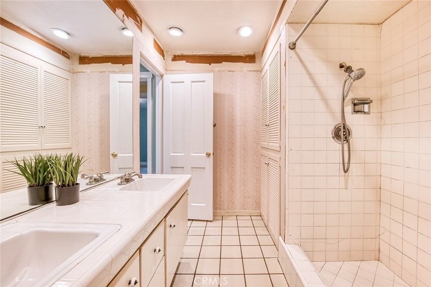 First time on the market in nearly 40 years! Exceptional - photo 14