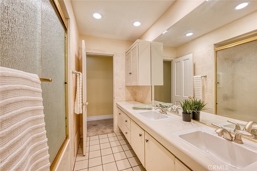 First time on the market in nearly 40 years! Exceptional - photo 18