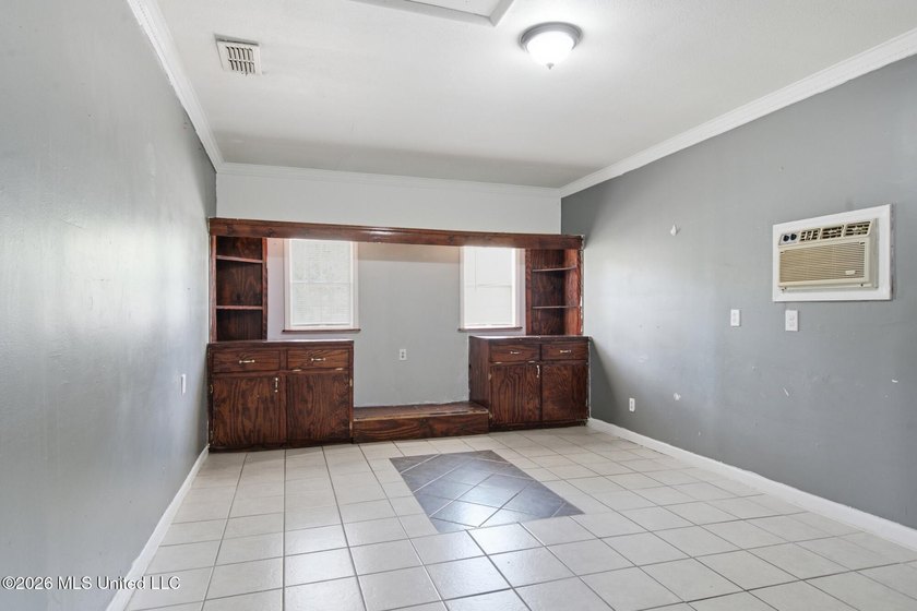 Beautifully updated 4-bedroom, 2-bath brick home with a - photo 28