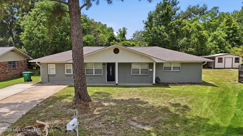 Beautifully updated 4-bedroom, 2-bath brick home with a - photo 43