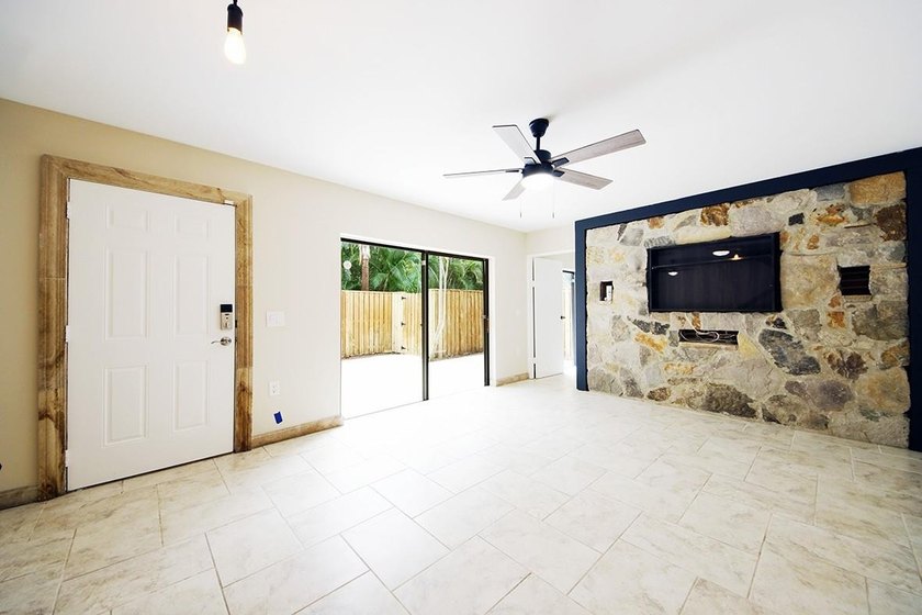 Bright and inviting 3-bedroom, 2.5-bath residence in a desirable - photo 2