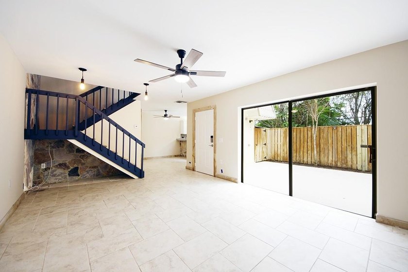 Bright and inviting 3-bedroom, 2.5-bath residence in a desirable - photo 4